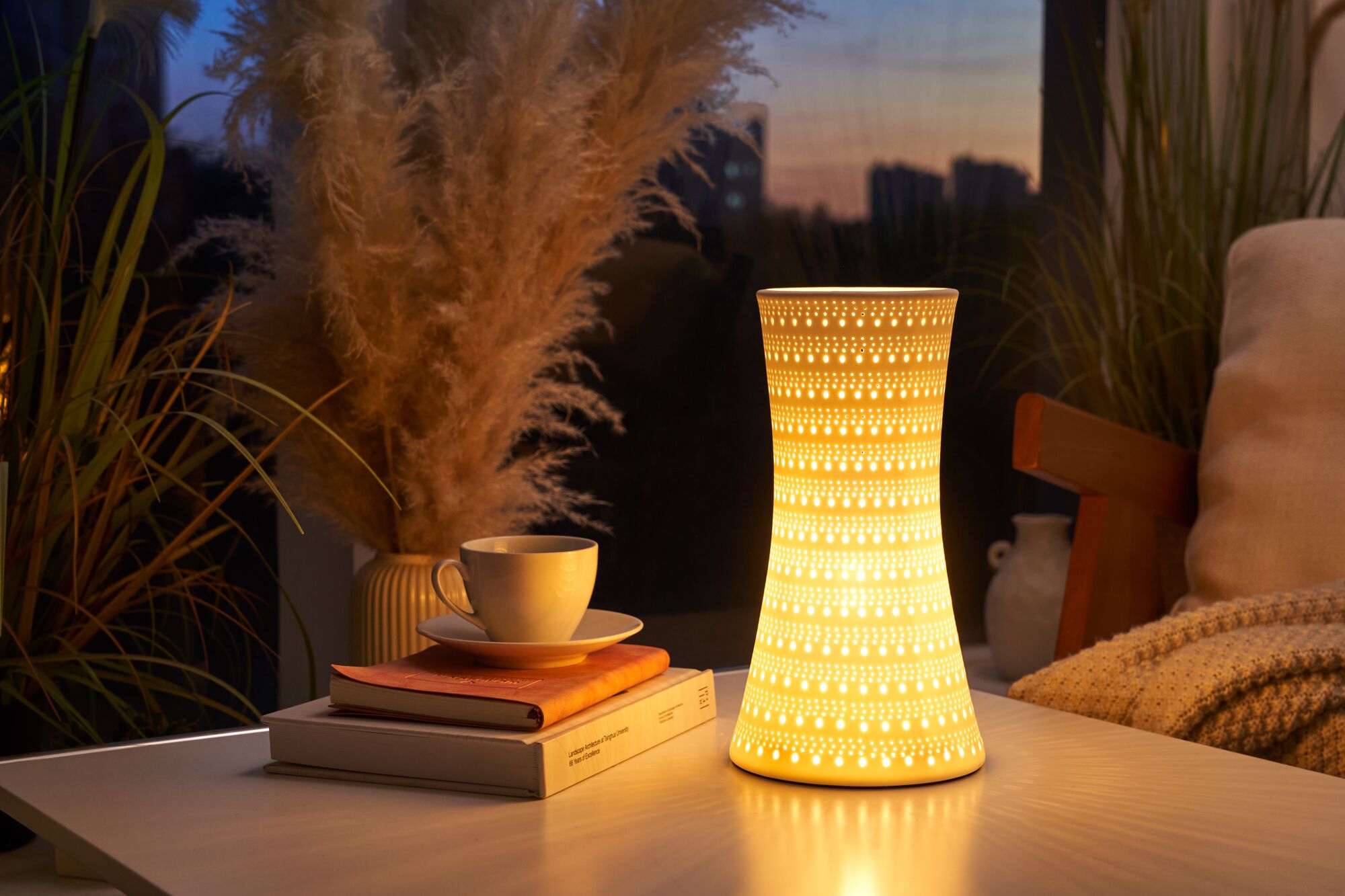 Lampe de table en céramique avec lumière blanche chaude et motif à points pour un éclairage d'intérieur chaleureux