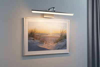 Applique LED moderne en aluminium brossé argenté pour tableaux et œuvres murales avec lumière chaude.