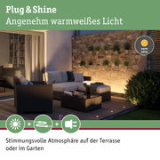 Gemütliche Terrasse mit warmweißem Plug & Shine Licht für stimmungsvolle Gartenbeleuchtung