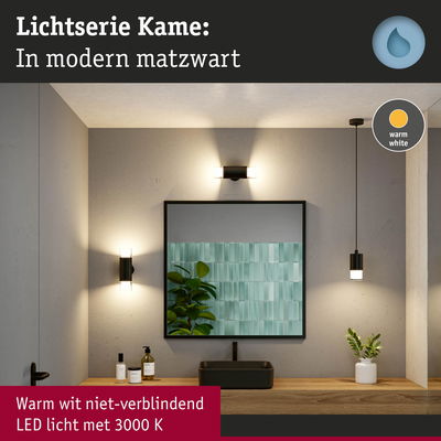 Moderne matzwarte LED-wand- en hanglampen met warm wit licht in badkameromgeving.