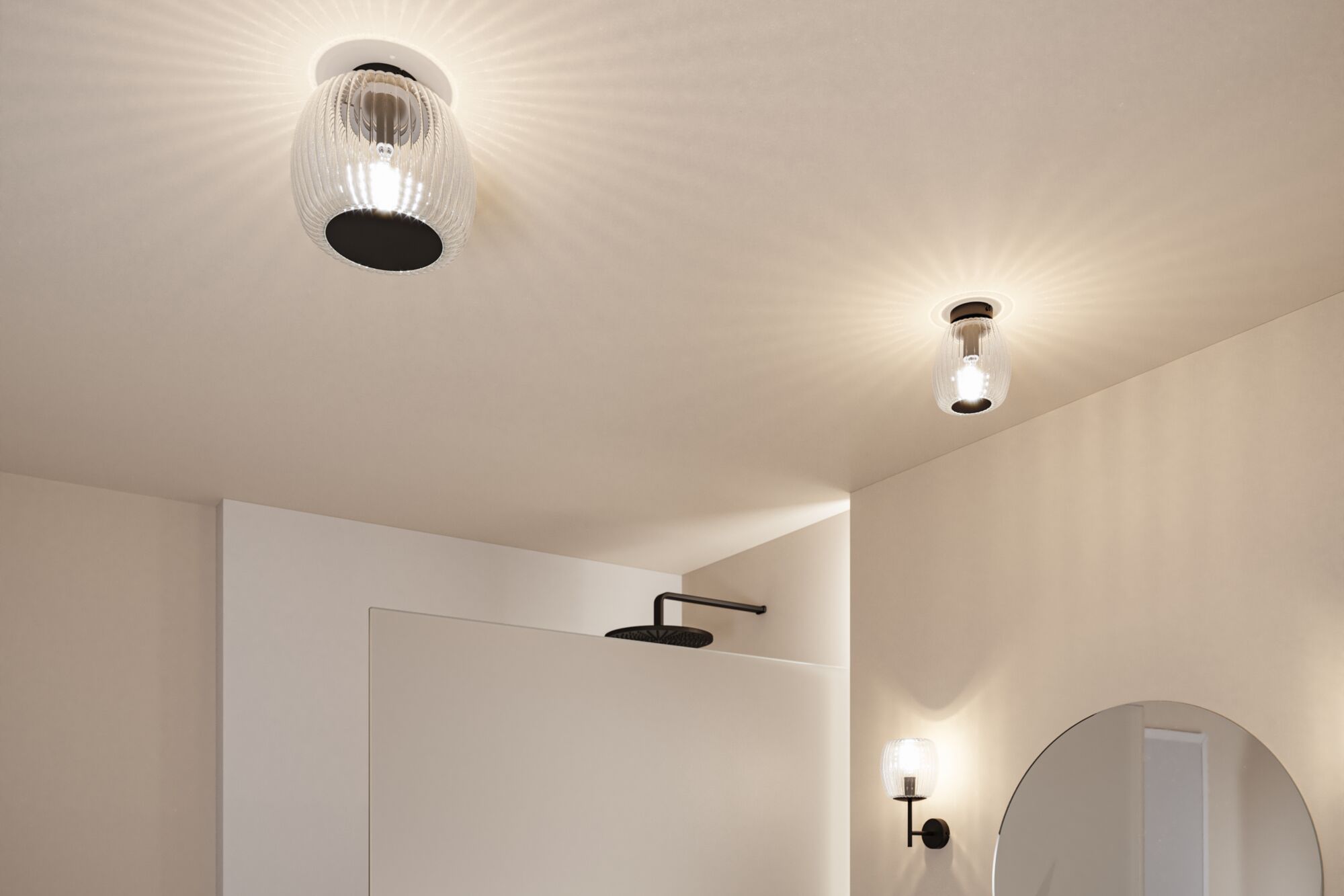 Luminaires de plafond et muraux modernes en verre cannelé et métal noir dans une salle de bain lumineuse.