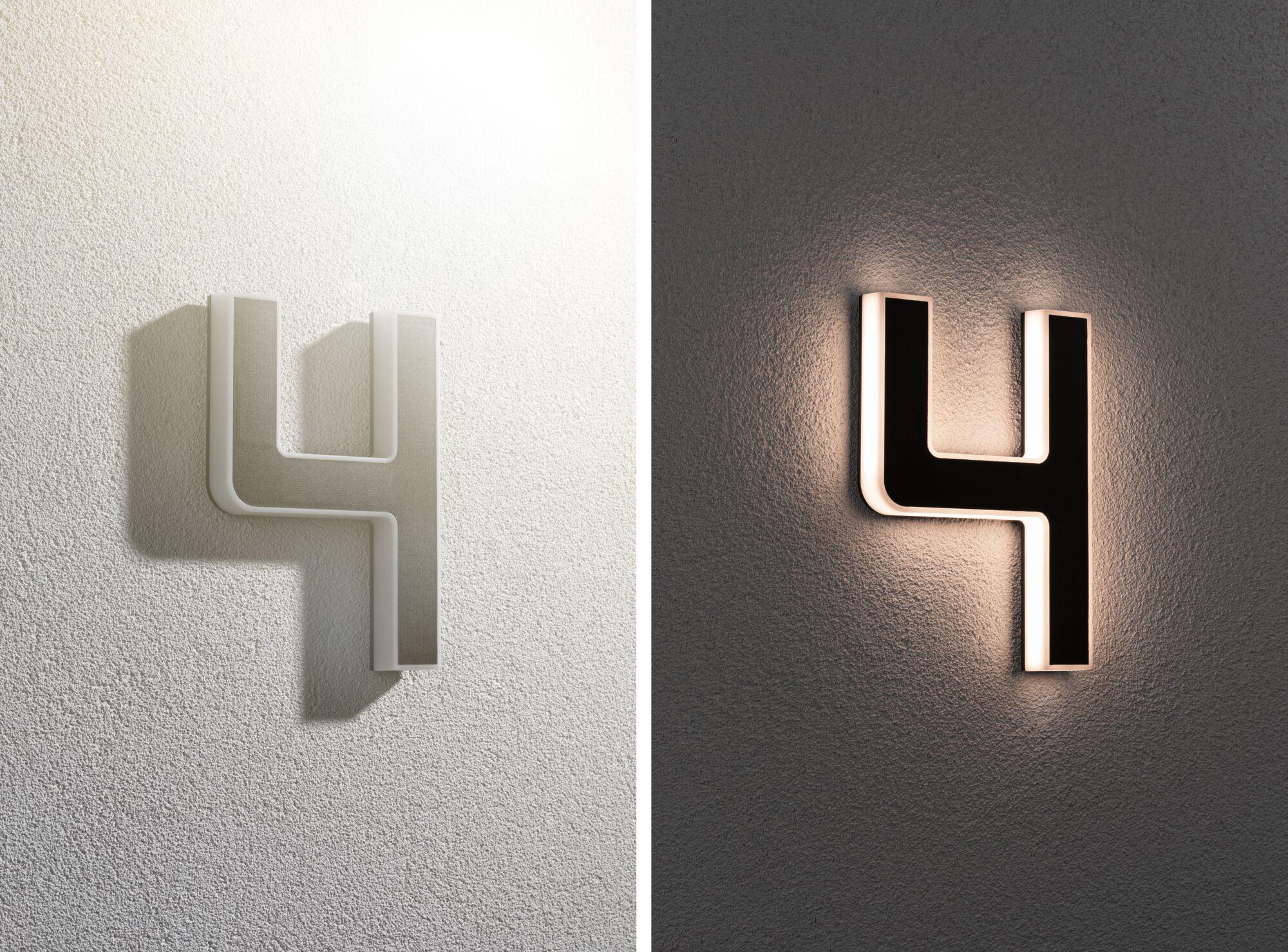 Moderne Hausnummer 4 aus schwarzem Material mit weißer LED-Beleuchtung an strukturierter Wand.