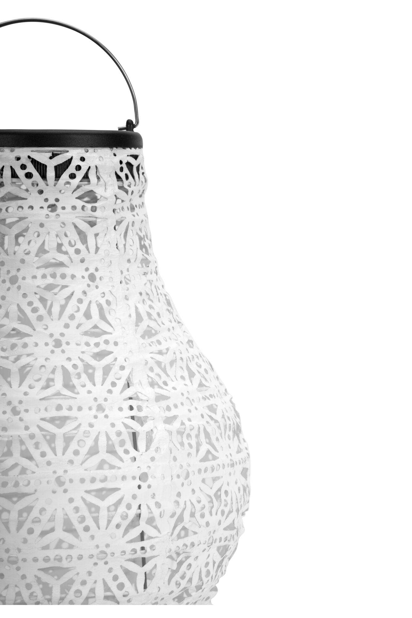 Witte lantaarn met fijn geperforeerd patroon en zwarte metalen handgreep voor sfeerverlichting.