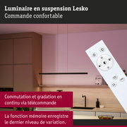 Luminaire suspendu Lesko noir dans cuisine moderne avec télécommande pour gradation continue