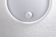 Runde weiße Deckenleuchte mit integriertem Bewegungsmelder für energiesparende Innenbeleuchtung