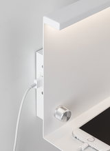 Witte metalen LED-wandlamp met dimmer en smartphone-oplaadkabel voor moderne verlichting