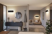 Modernes Wohnzimmer mit schwarzen Wandlampen, beigem Sofa und grauem Sideboard für stilvolle Beleuchtung
