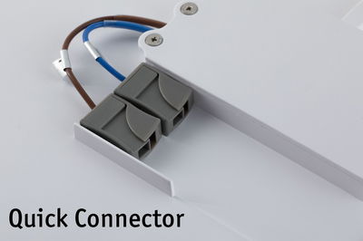 Connecteur rapide gris en plastique avec fils marron et bleu fixé à un panneau LED blanc pour éclairage.
