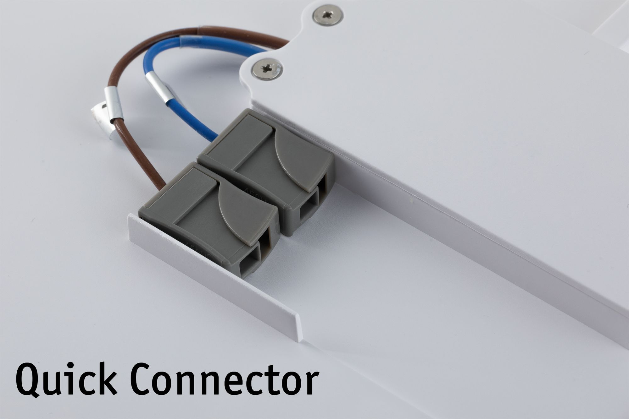 Grauer Quick Connector aus Kunststoff mit braunem und blauem Kabel an weißem Panel für LED-Beleuchtung
