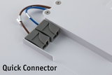 Grauer Quick Connector aus Kunststoff mit braunem und blauem Kabel an weißem Panel für LED-Beleuchtung