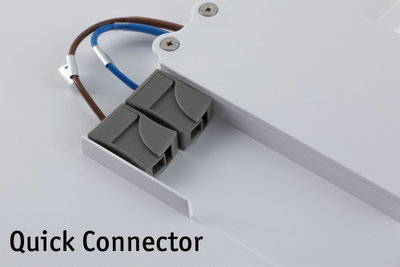 Grauer Quick Connector aus Kunststoff mit braunem und blauem Kabel an weißem Panel für LED-Beleuchtung