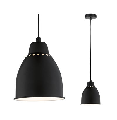Schwarze Metall-Pendelleuchte mit Lochmuster am oberen Rand und weißem Diffusor für Wohnräume.