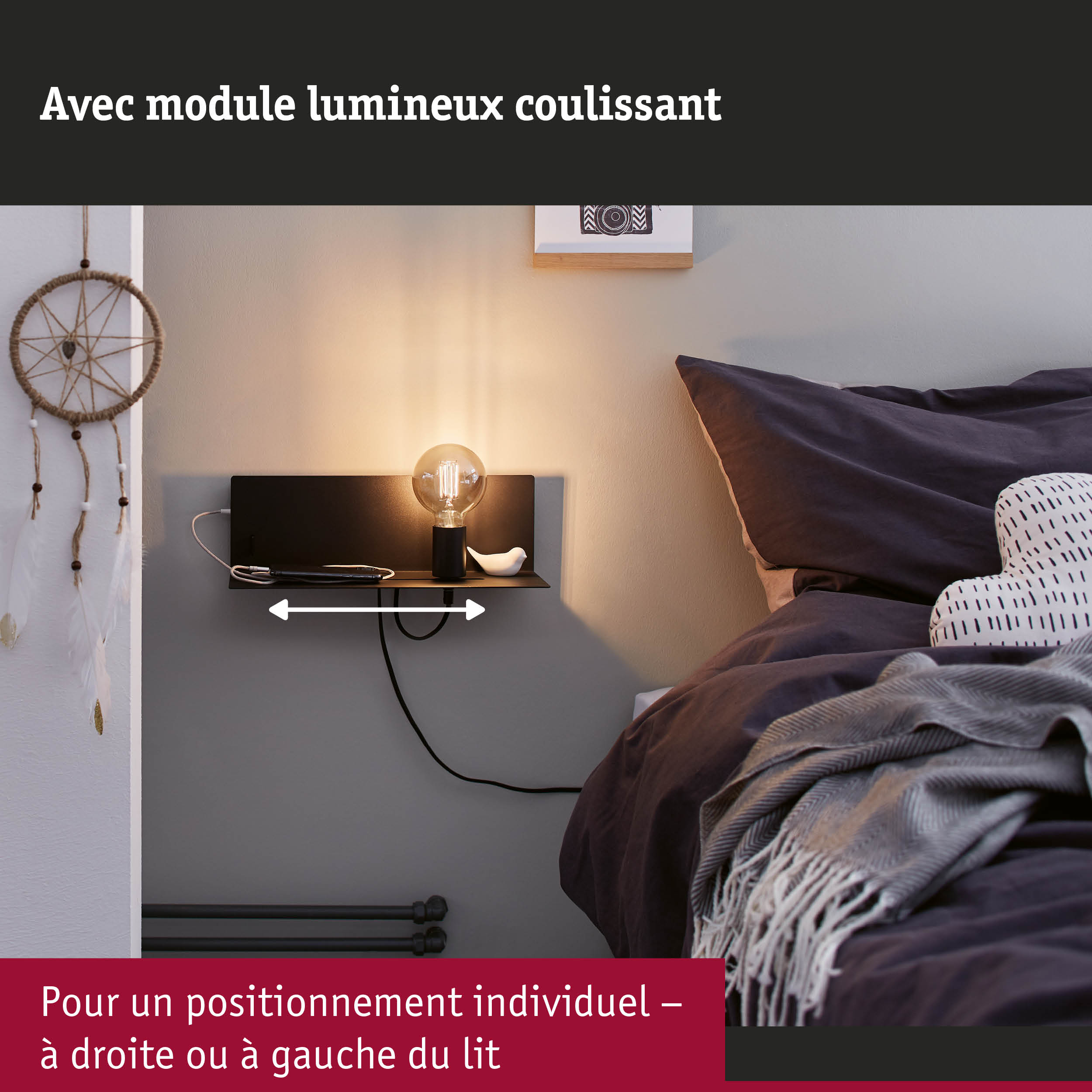 Lampe murale noire avec ampoule et étagère à côté d'un lit avec coussins et couverture foncés