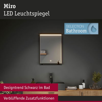 Miro LED Leuchtspiegel mit schwarzem Rahmen und warmweißem Licht im modernen Badezimmer mit Holzablage