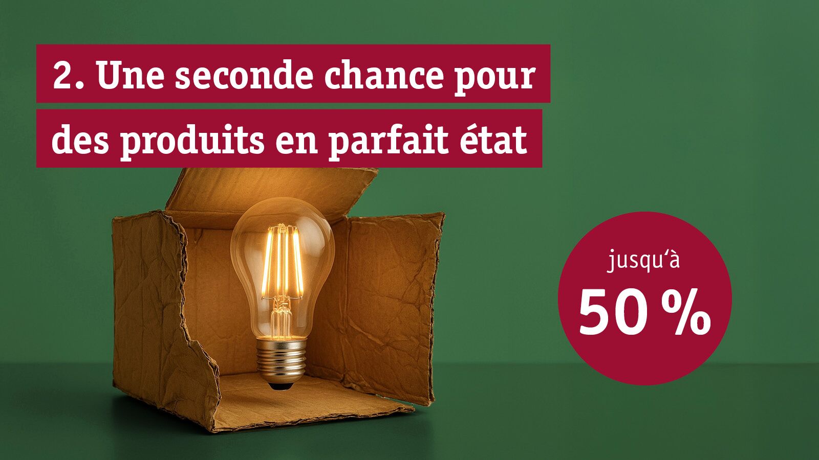 Ampoule LED allumée dans un carton marron sur fond vert avec offre de réduction jusqu'à 50 %