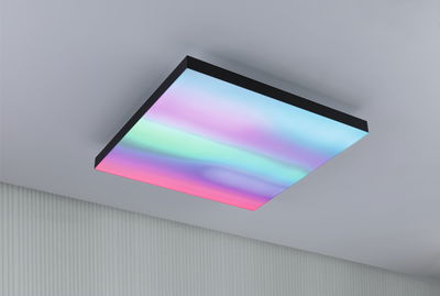 Quadratische Deckenleuchte mit schwarzem Rahmen und mehrfarbigem LED-Licht für moderne Raumbeleuchtung