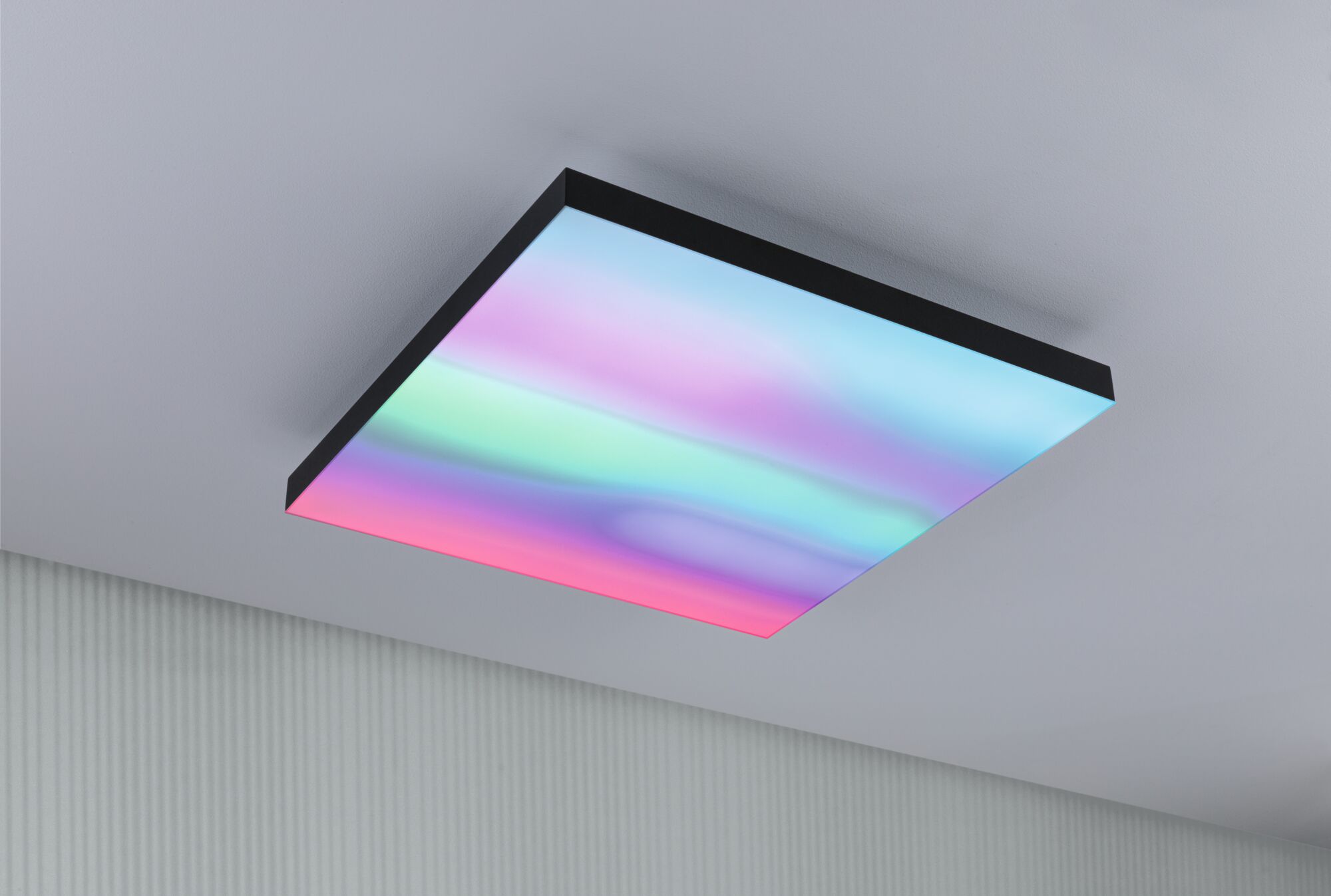 Plafonnier LED carré avec cadre noir et éclairage multicolore pour une ambiance moderne