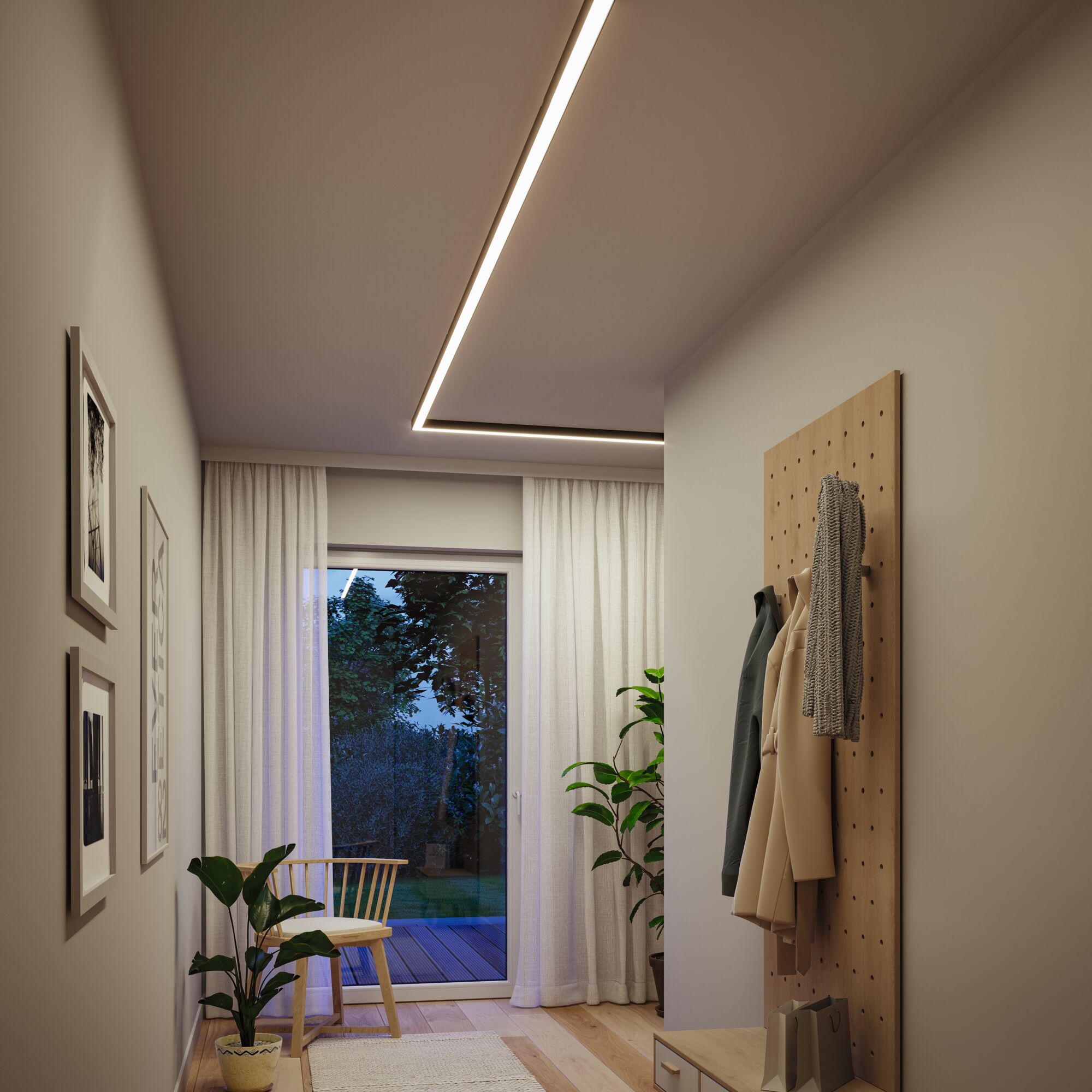 Modernes Wohnzimmer mit LED-Deckenleuchte in warmweiß, Holzstuhl und Gardinen vor Terrassentür