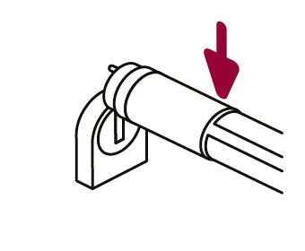 Zwart-witte technische tekening toont het plaatsen van een LED-buis in houder voor vervanging.