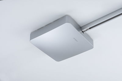 Mat zilveren vierkante plafondlamp van aluminium met strak modern ontwerp