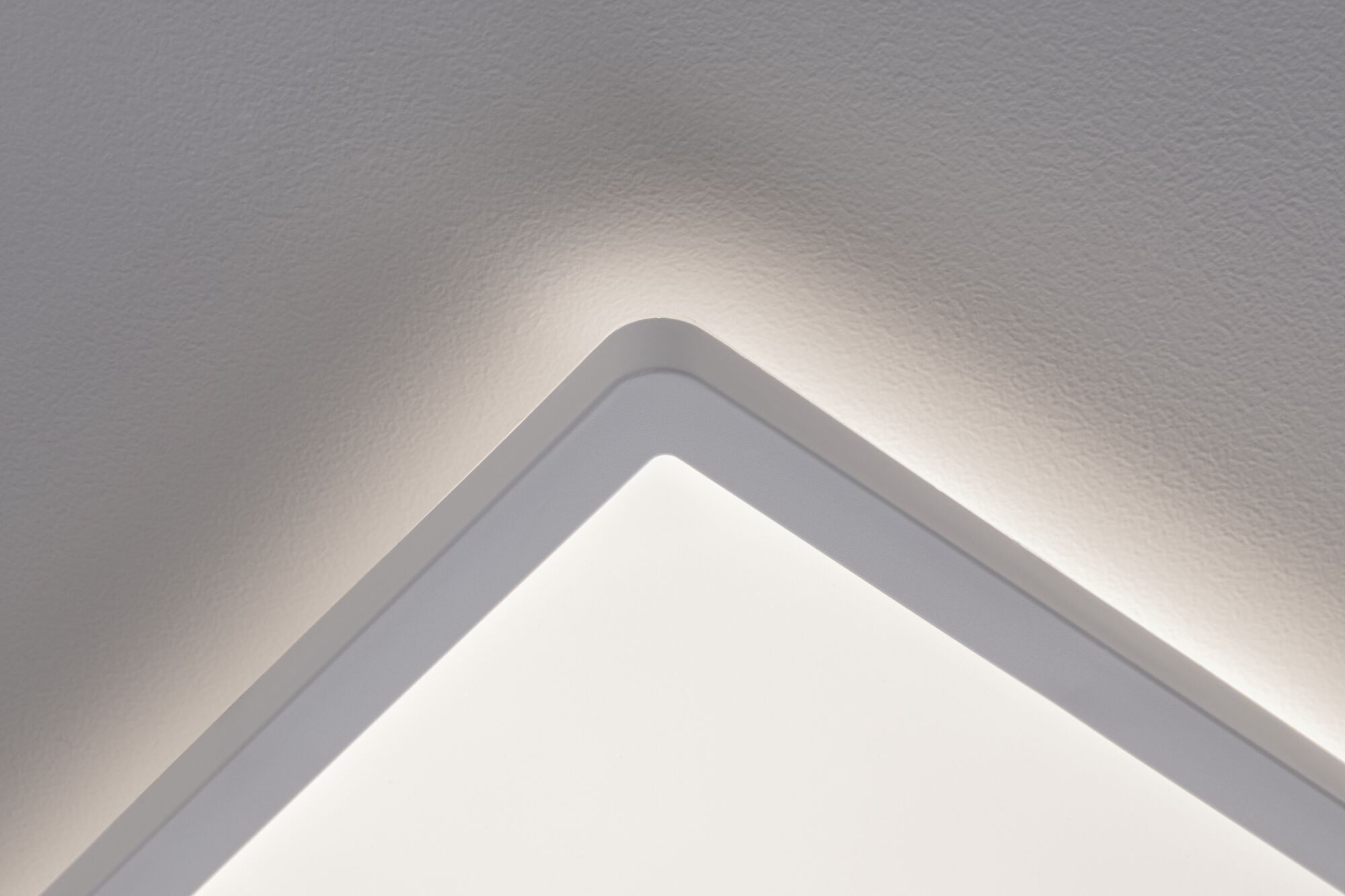 Eckige weiße LED-Deckenleuchte mit indirektem Licht für modernes Raumambiente