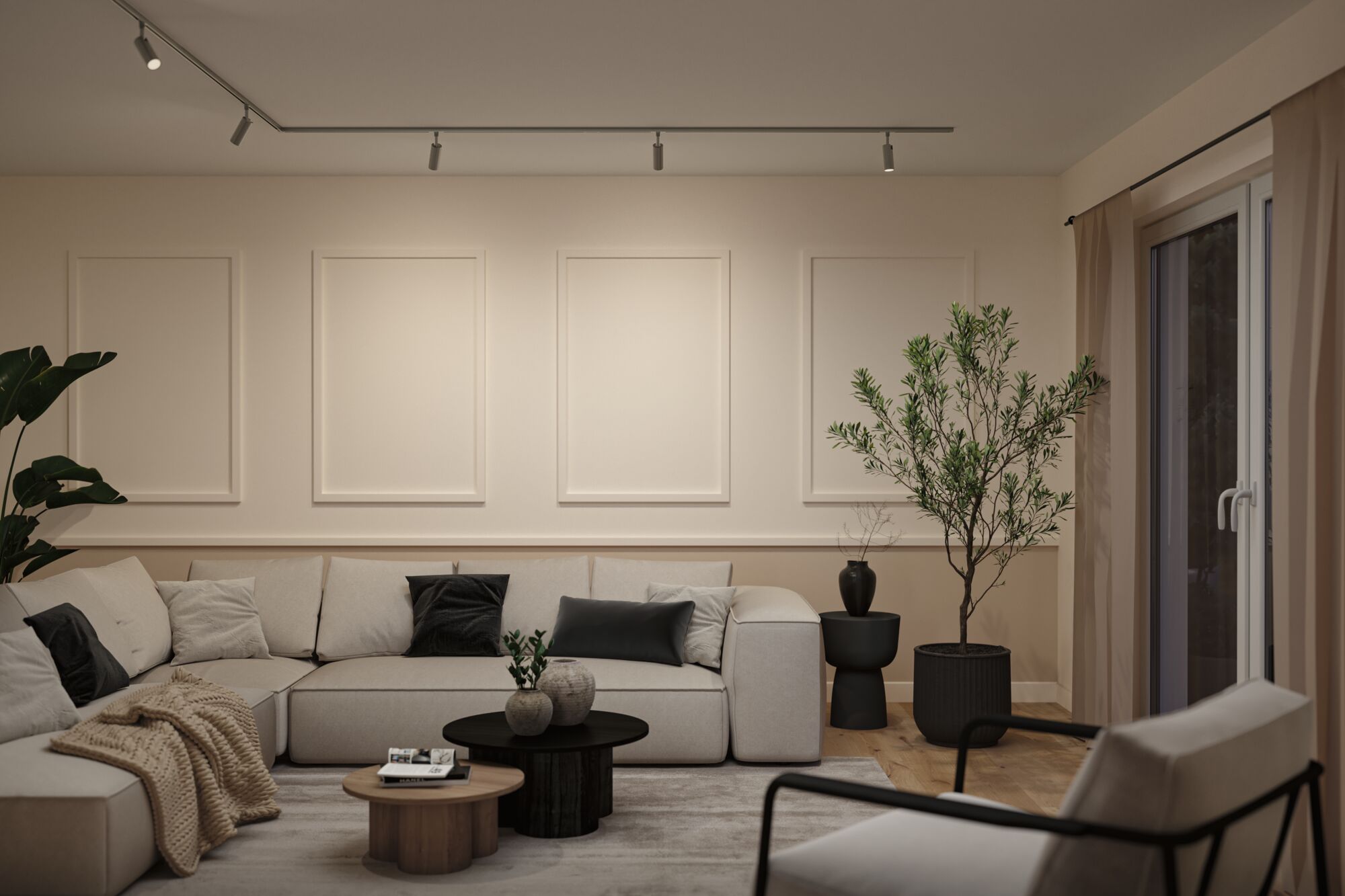 Moderne woonkamer met beige bank, zwarte en grijze kussens, houten en zwarte salontafels, planten en plafondspots