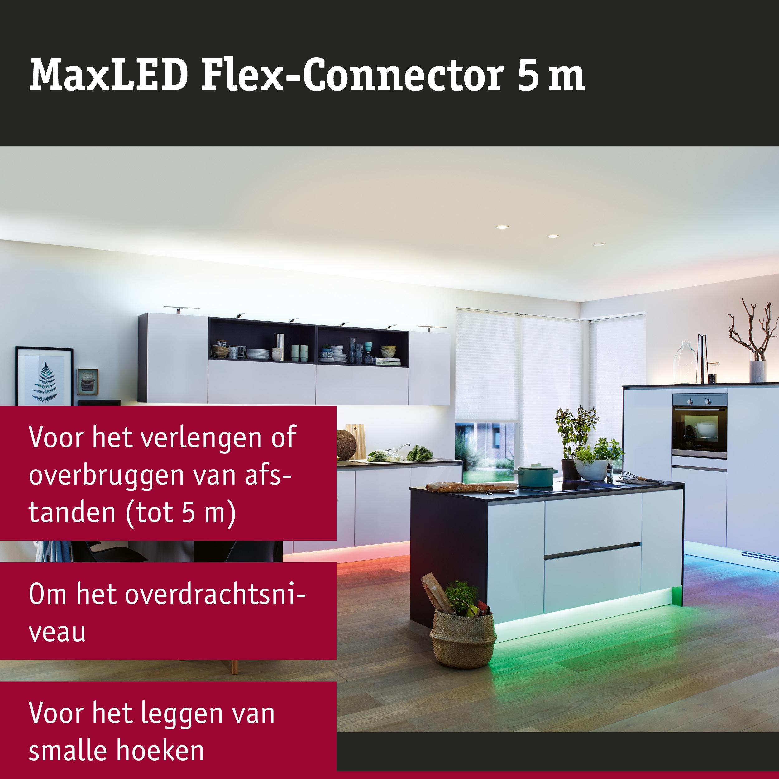 Moderne witte keuken met LED-verlichting onder het eiland en houten vloer in woonruimte