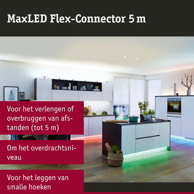 Moderne witte keuken met LED-verlichting onder het eiland en houten vloer in woonruimte