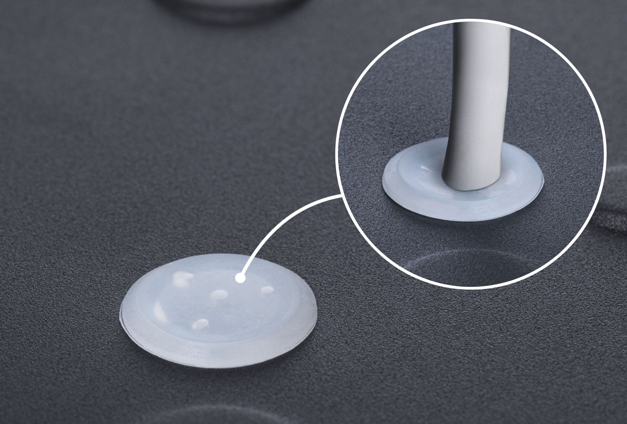 Joint en silicone transparent sur surface noire avec vue rapprochée de la sortie de câble pour éclairage LED