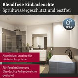 Blendfreie Aluminium-Einbauleuchte in modernem Badezimmer mit Dusche und Badewanne, IP44 Spritzwasserschutz