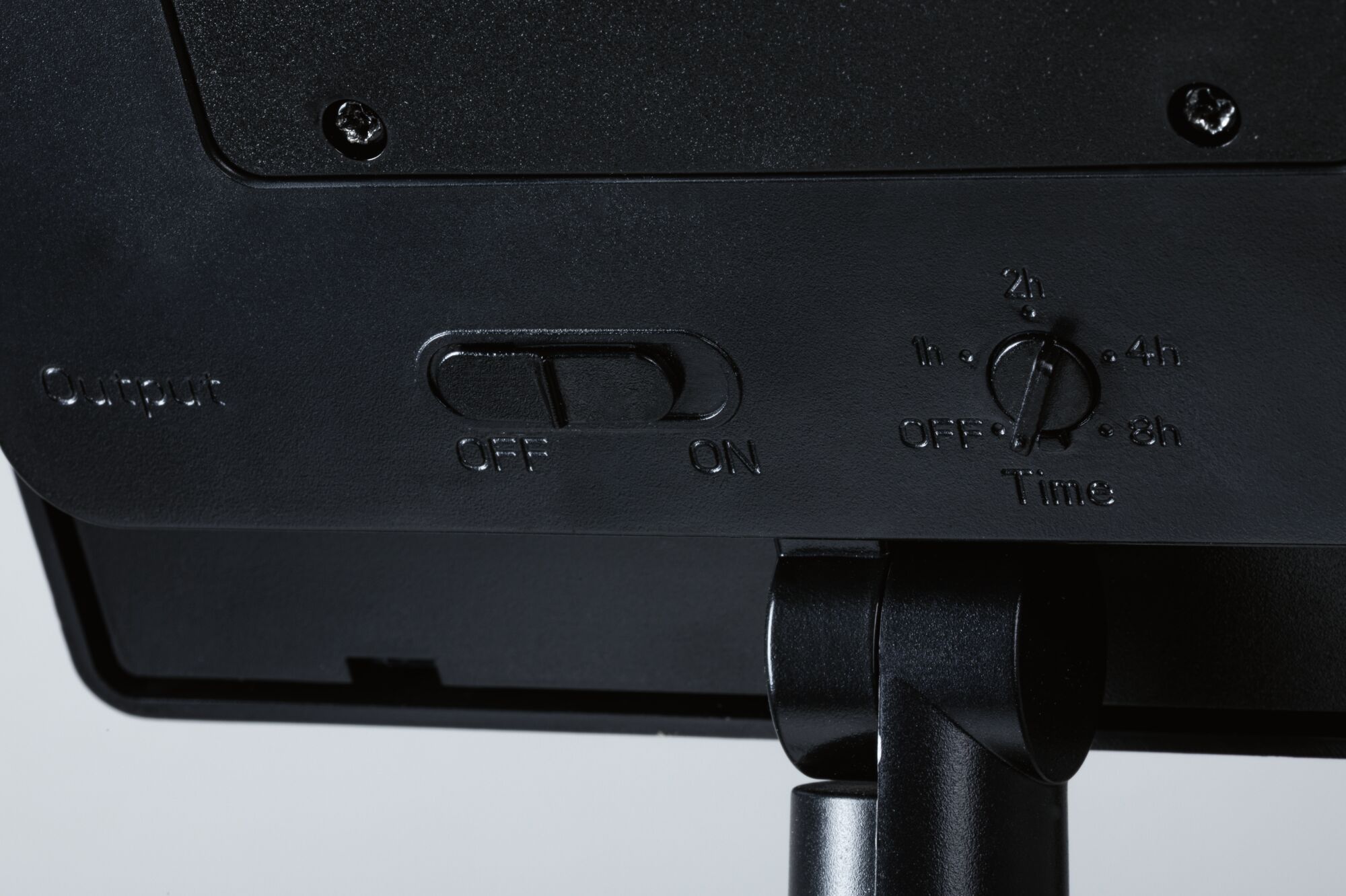 Interrupteur noir avec fonction marche-arrêt et minuterie de 1 à 8 heures sur l'appareil.