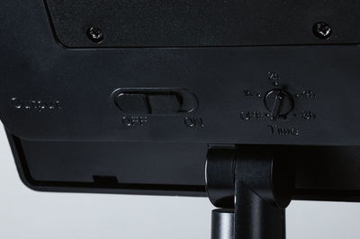 Interrupteur noir avec fonction marche-arrêt et minuterie de 1 à 8 heures sur l'appareil.