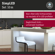Moderne witte keukenbar met LED-verlichting en transparante barkruk van kunststof en metaal