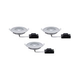 Drie witte LED-inbouwspots met zilverkleurige rand en zwarte aansluitdoos voor moderne verlichting
