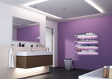 Salle de bain moderne avec spots LED au plafond et étagères murales blanches éclairées sur mur violet.