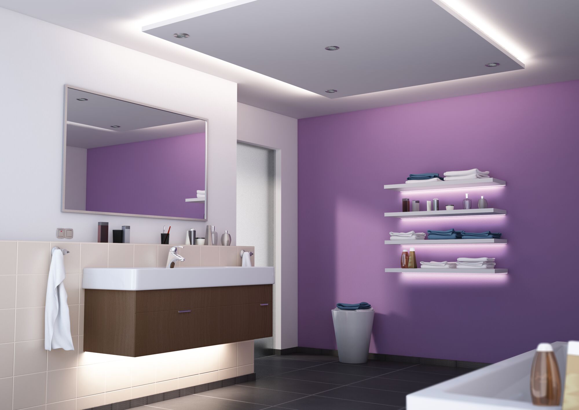 Salle de bain moderne avec spots LED au plafond et étagères murales blanches éclairées sur mur violet.