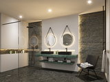 Modernes Badezimmer mit grüner Marmor-Waschtischplatte, schwarzen Waschbecken und runden LED-Spiegeln.