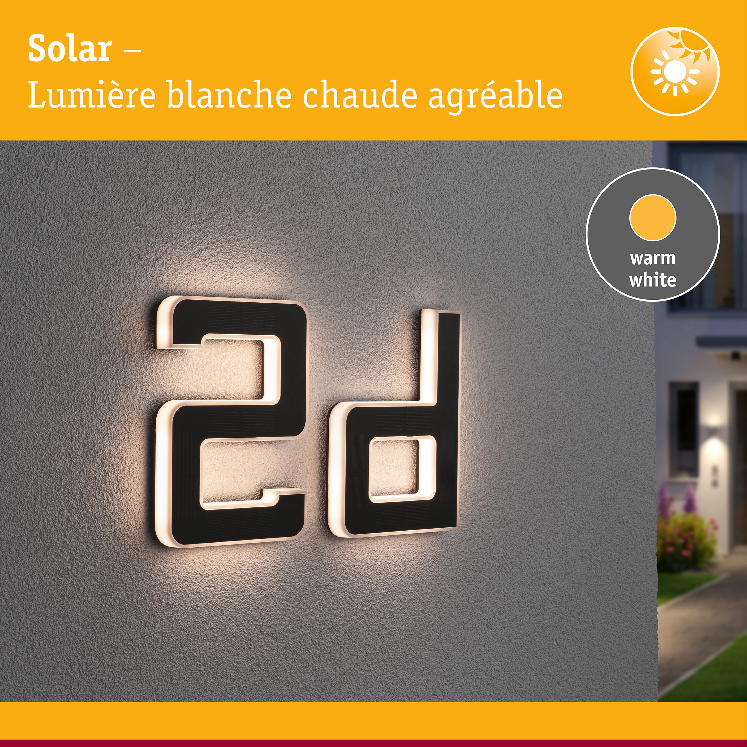 Numéro de maison solaire en matériau noir avec lumière LED blanc chaud sur mur gris