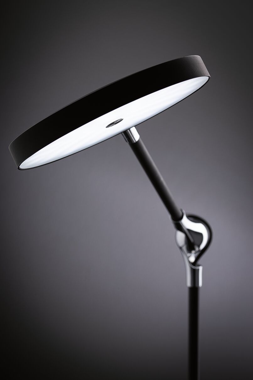 Moderne schwarze LED-Stehleuchte mit rundem Leuchtkopf und verstellbarem Arm aus Metall und Kunststoff