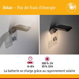 Applique murale noire solaire avec plaque de numéro éclairant le mur de manière économique