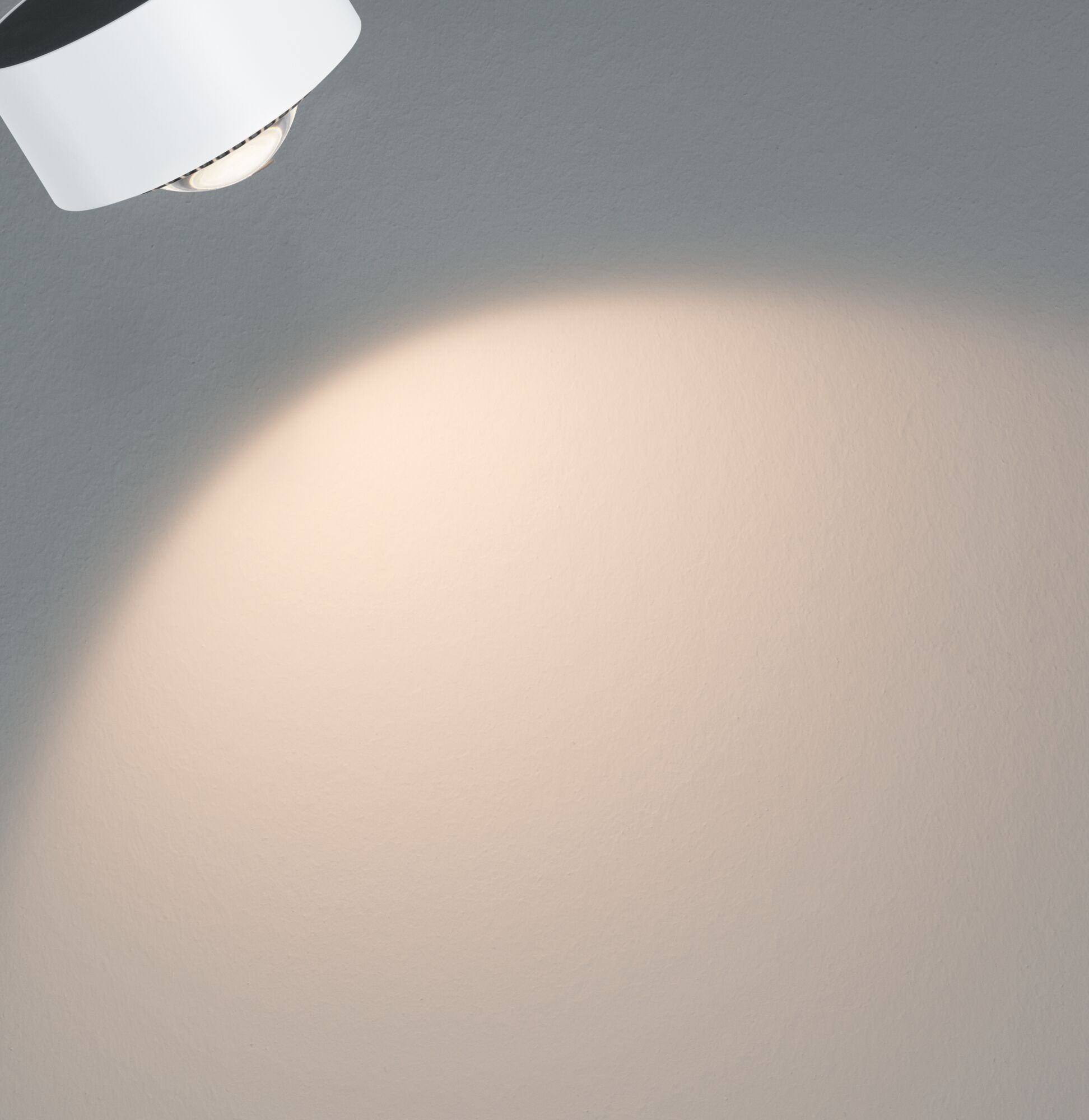 Moderner weißer LED-Wandstrahler aus Metall mit warmweißem Licht für Wohnräume