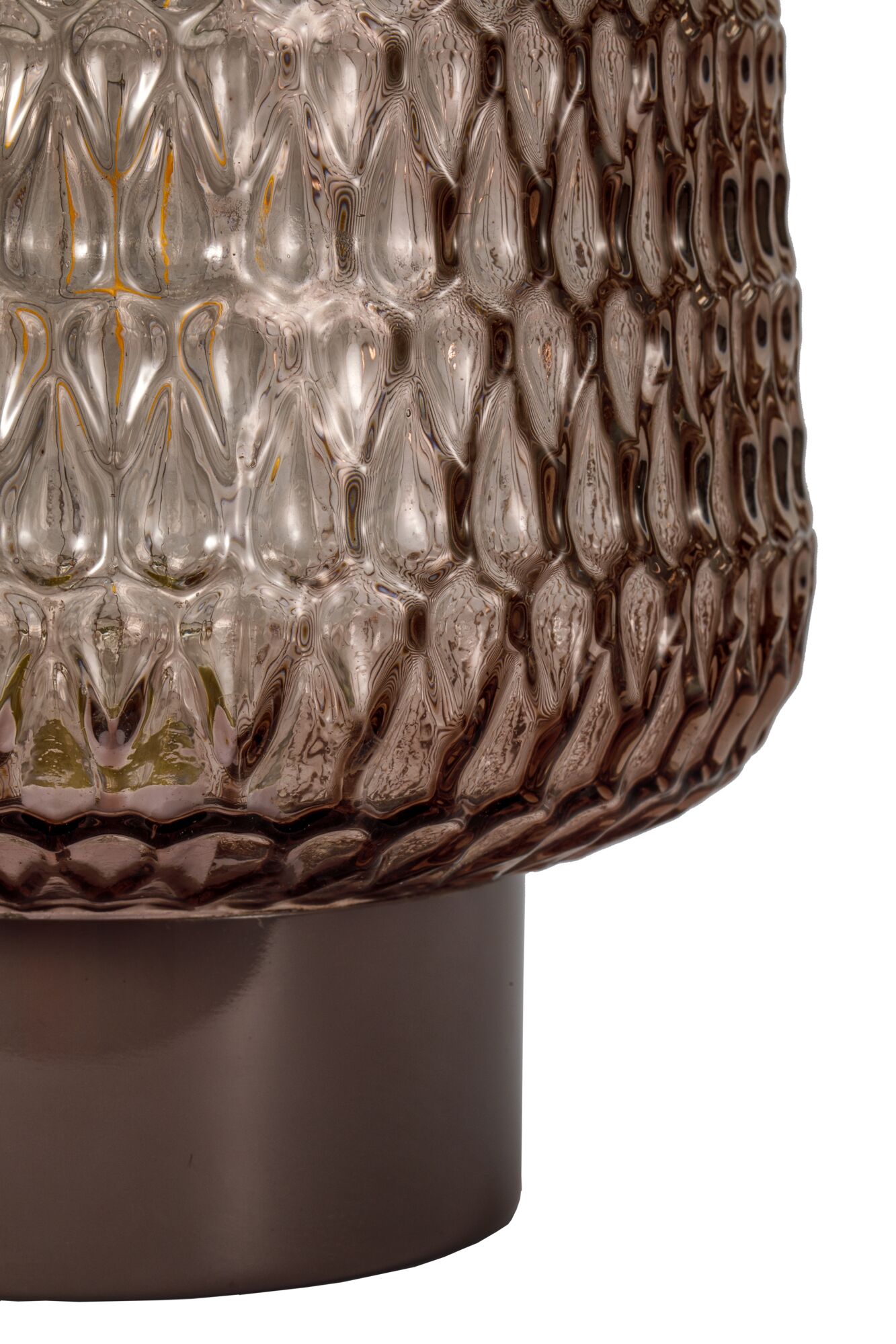 Gros plan sur un abat-jour en verre brun texturé avec base marron, élément d'éclairage décoratif