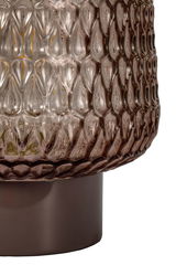 Gros plan sur un abat-jour en verre brun texturé avec base marron, élément d'éclairage décoratif