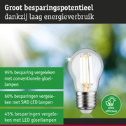 Energiezuinige LED-gloeilamp met helder glas en zilveren voetstuk tegen groen-blauwe achtergrond