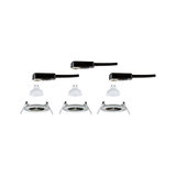 Drie witte GU10 LED inbouwspots met zwarte aansluitkabels en beugels voor plafondmontage