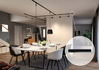 Moderne eetkamer met zwarte railsverlichting en witte stoelen op houten vloer, LED-spotlights.