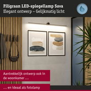 Filigrane zwarte LED-spiegellamp Sava met gelijkmatig licht, ideaal voor moderne woonkamers