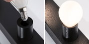 Schwarze Metall-Lampenfassung mit E14 LED-Glühbirne, Nahaufnahme mit Wassertröpfchen auf Oberfläche