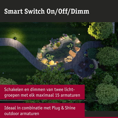 Tuinpad met verlichte vijver en terras, slimme buitenverlichting met dimschakelaar