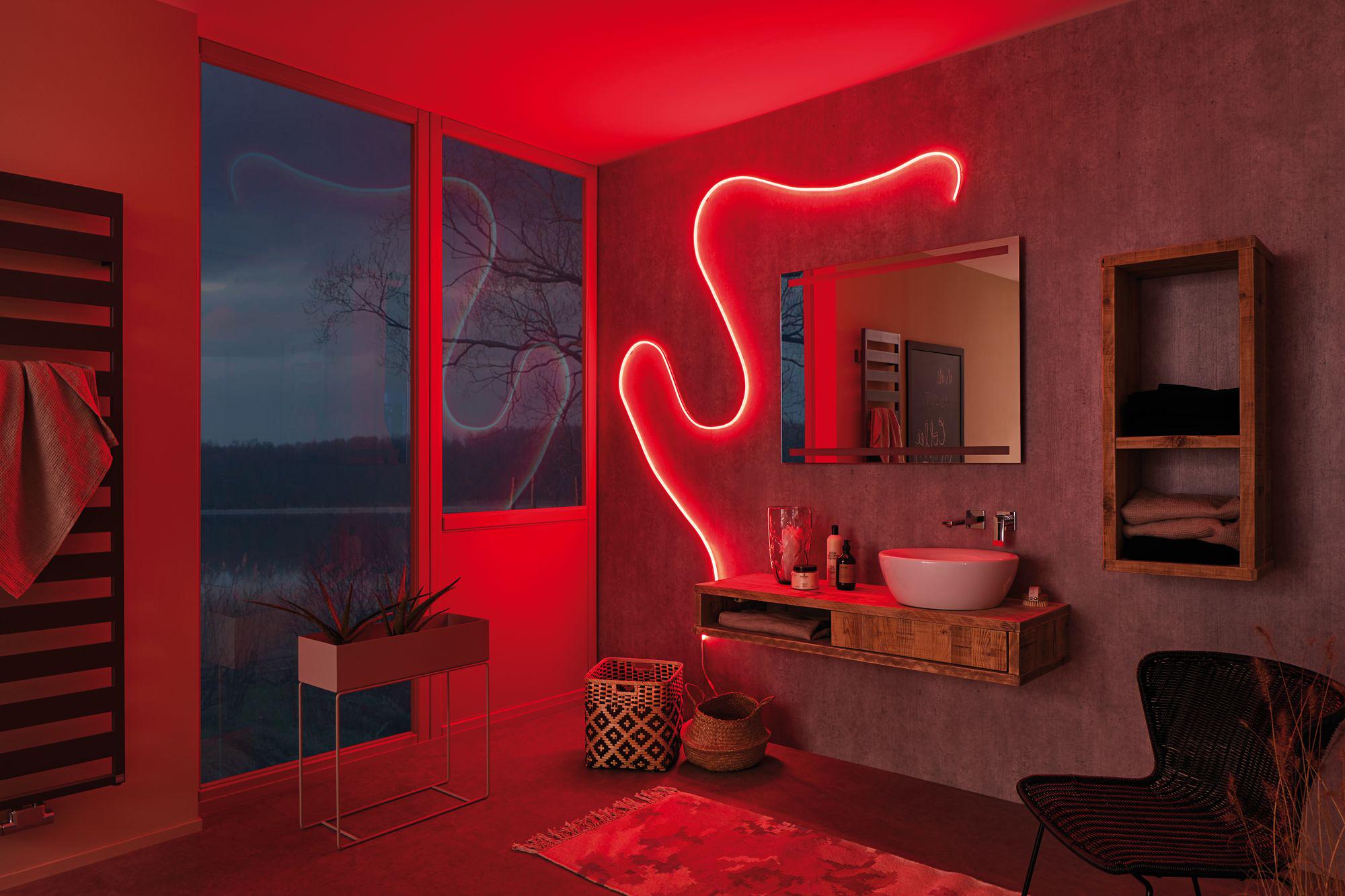 Moderne badkamer met rode LED-lichtstrip op grijze muur en houten wastafelkast met spiegel